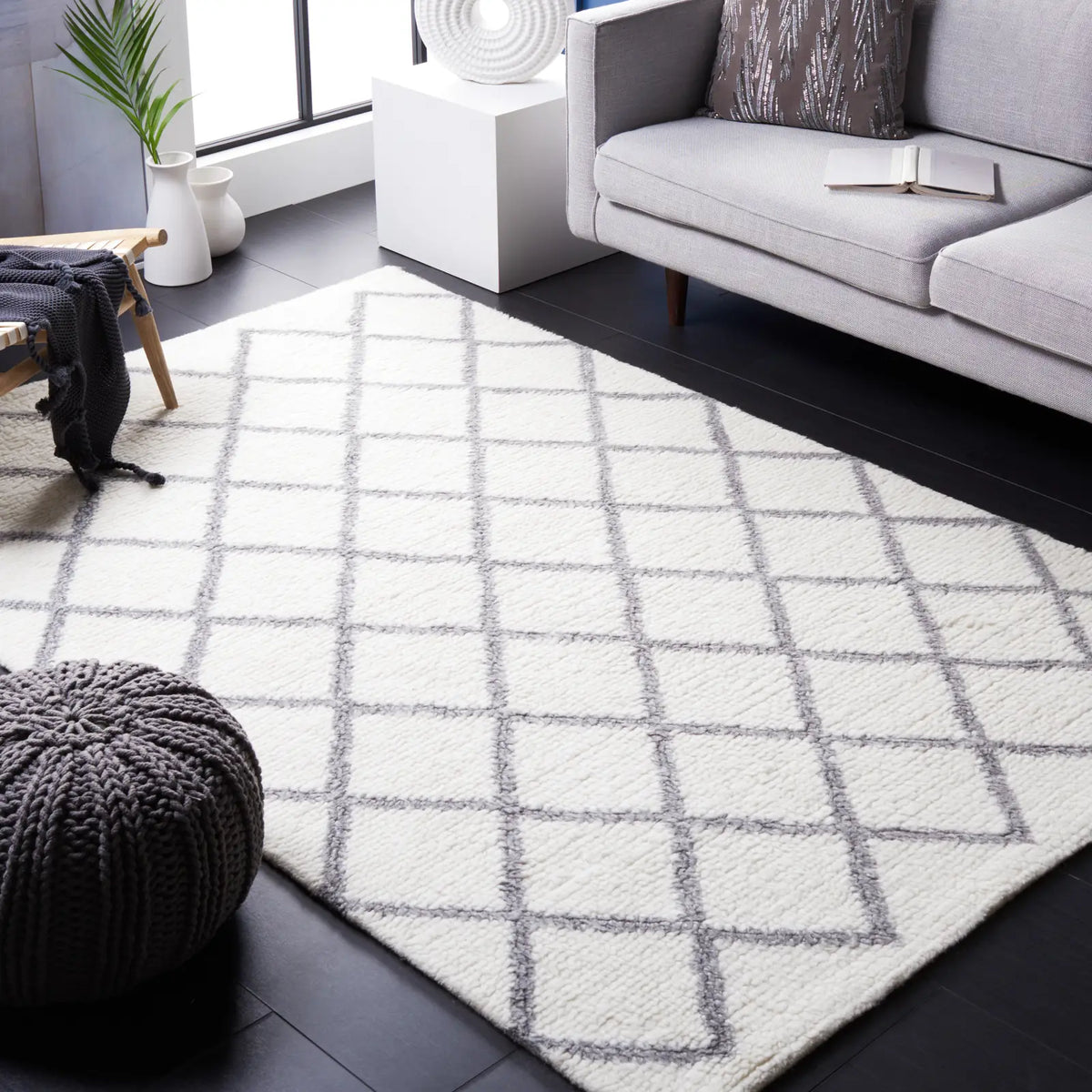 Safavieh Vermont 4'-0" x 6'-0" Rug in Ivory / Grey