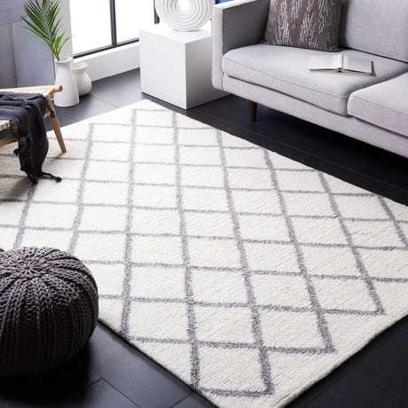 Safavieh Vermont 4'-0" x 6'-0" Rug in Ivory / Grey