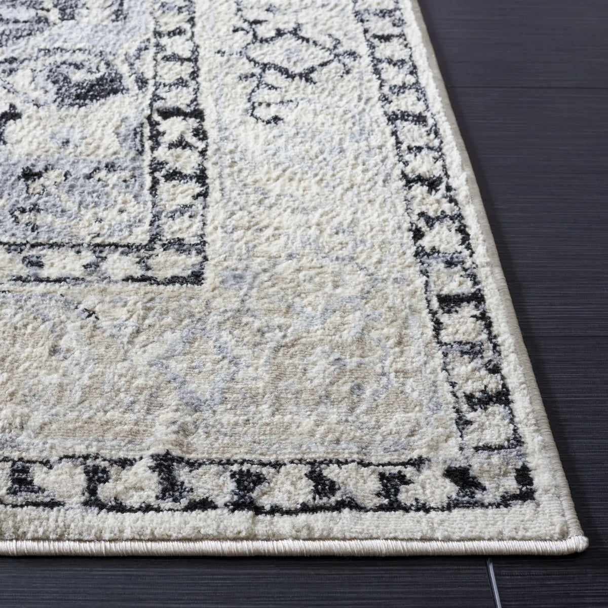 Safavieh Brentwood 4'-0" x 6'-0" Rug in Ivory / Black