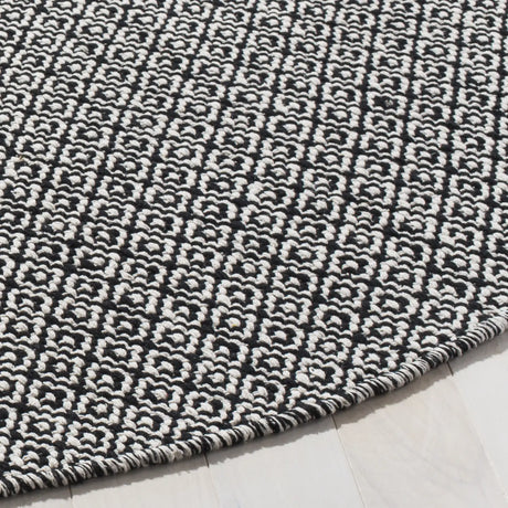 Safavieh Montauk 6'-0" x 6'-0" Rug in Ivory / Black