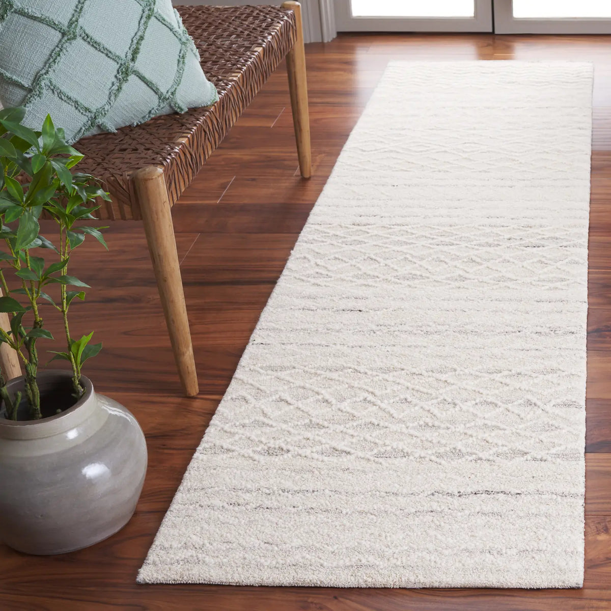 Safavieh Ebony 2'-3" x 9'-0" Rug in Light Grey / Ivory