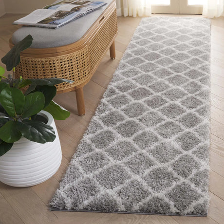 Safavieh Tahoe Shag 2'-0" x 9'-0" Rug in Grey / White