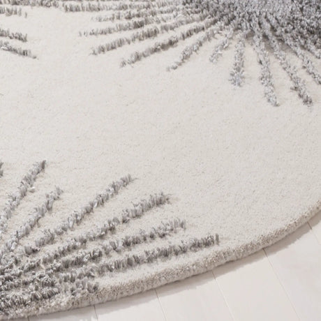 Safavieh Soho 6'-0" x 6'-0" Rug in Ivory / Silver