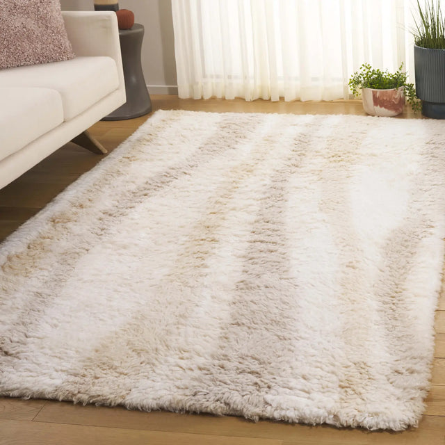 Safavieh Casablanca 4'-0" x 6'-0" Rug in Ivory / Beige