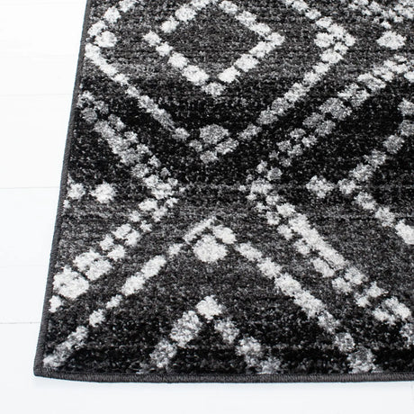 Safavieh Adirondack 4'-0" x 6'-0" Rug in Black / Ivory