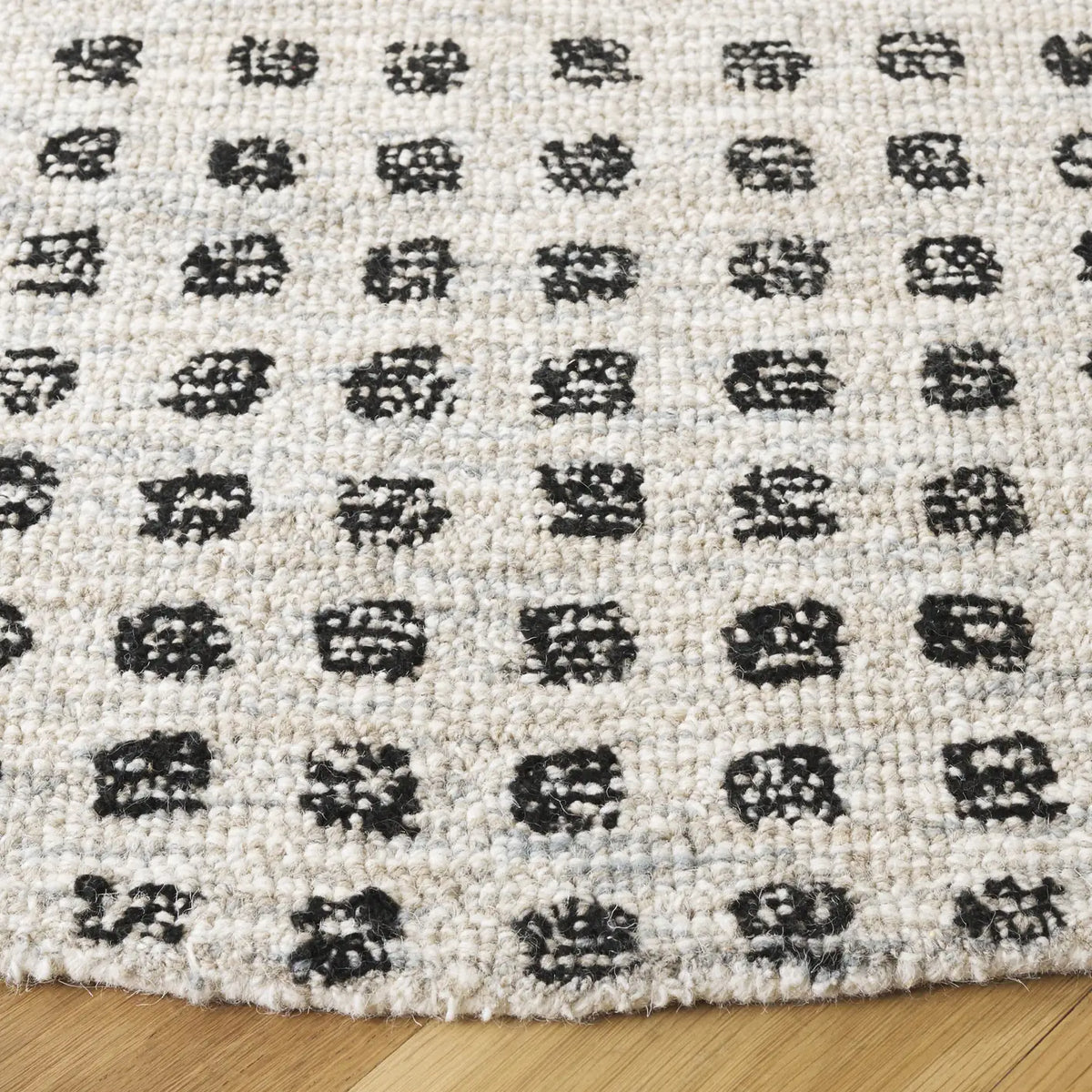 Safavieh Ebony 6'-0" x 6'-0" Rug in Beige / Black