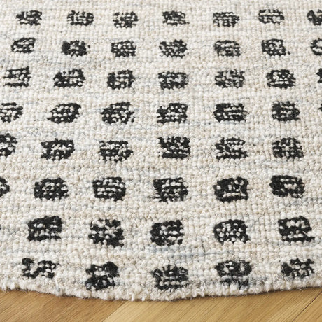 Safavieh Ebony 6'-0" x 6'-0" Rug in Beige / Black
