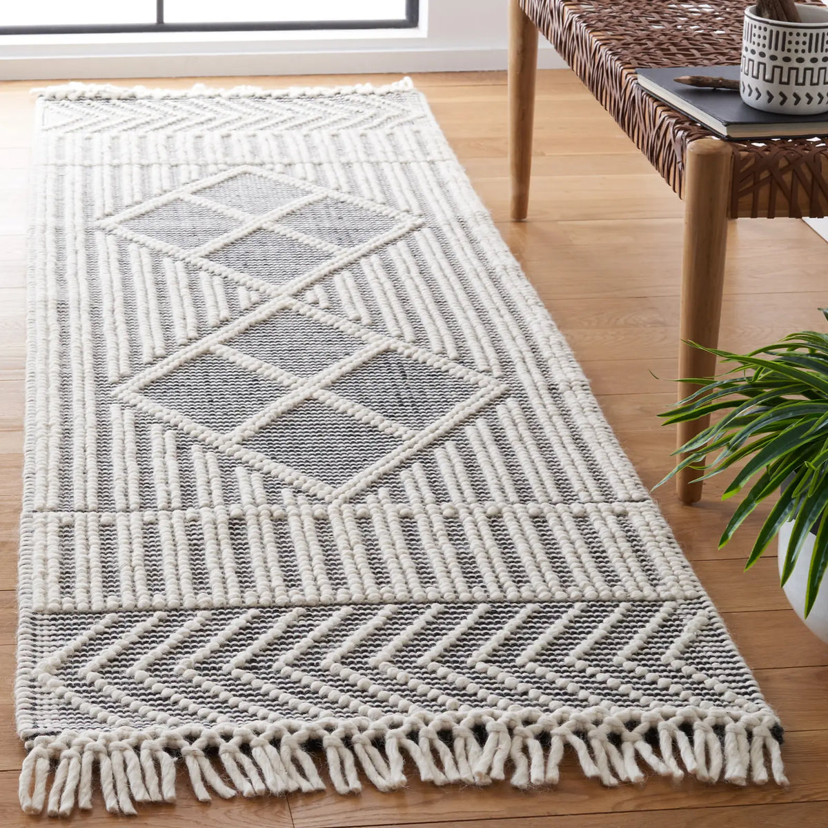 Safavieh Marbella 2'-3" x 8'-0" Rug in Ivory / Black