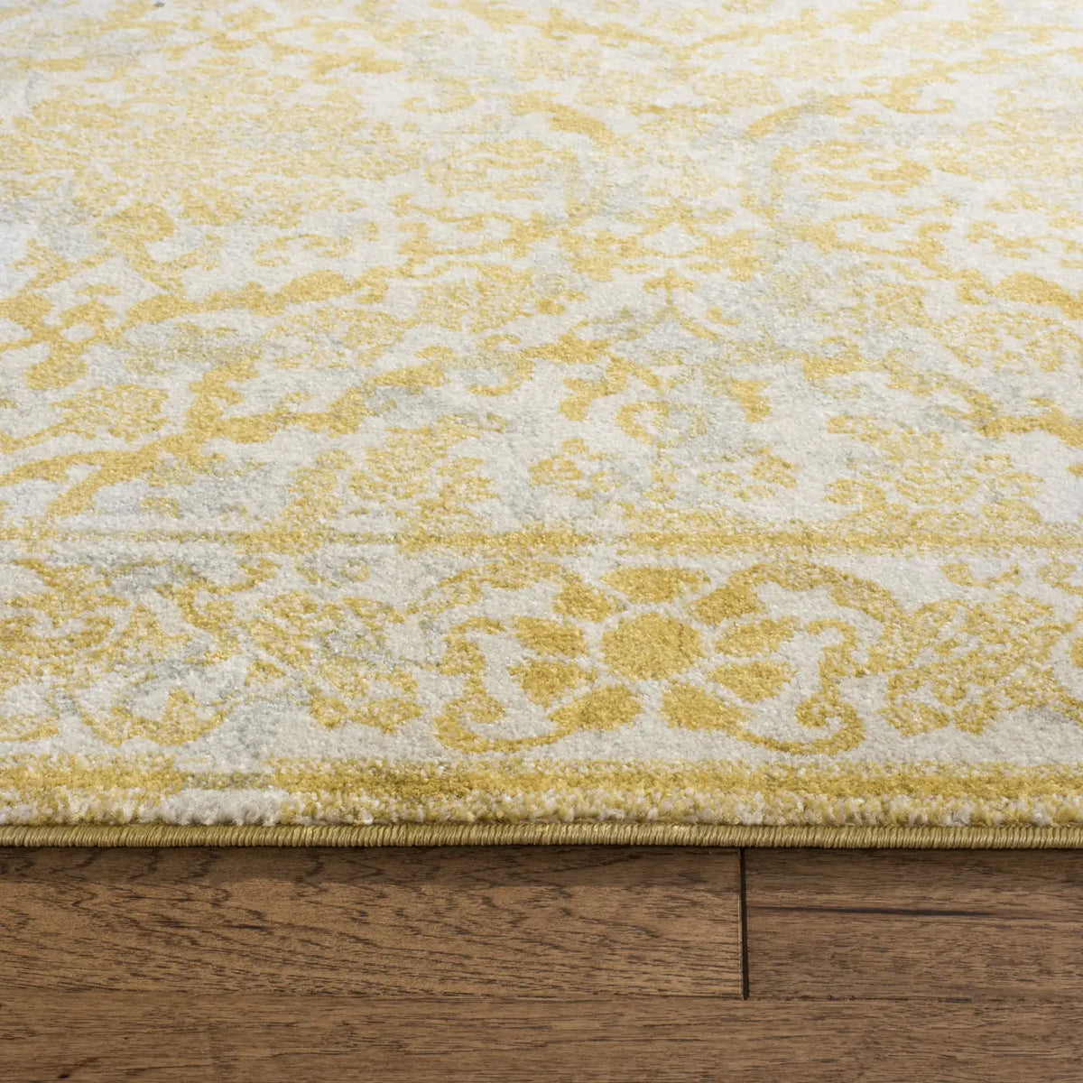 Safavieh Evoke 4'-0" x 6'-0" Rug in Ivory / Gold