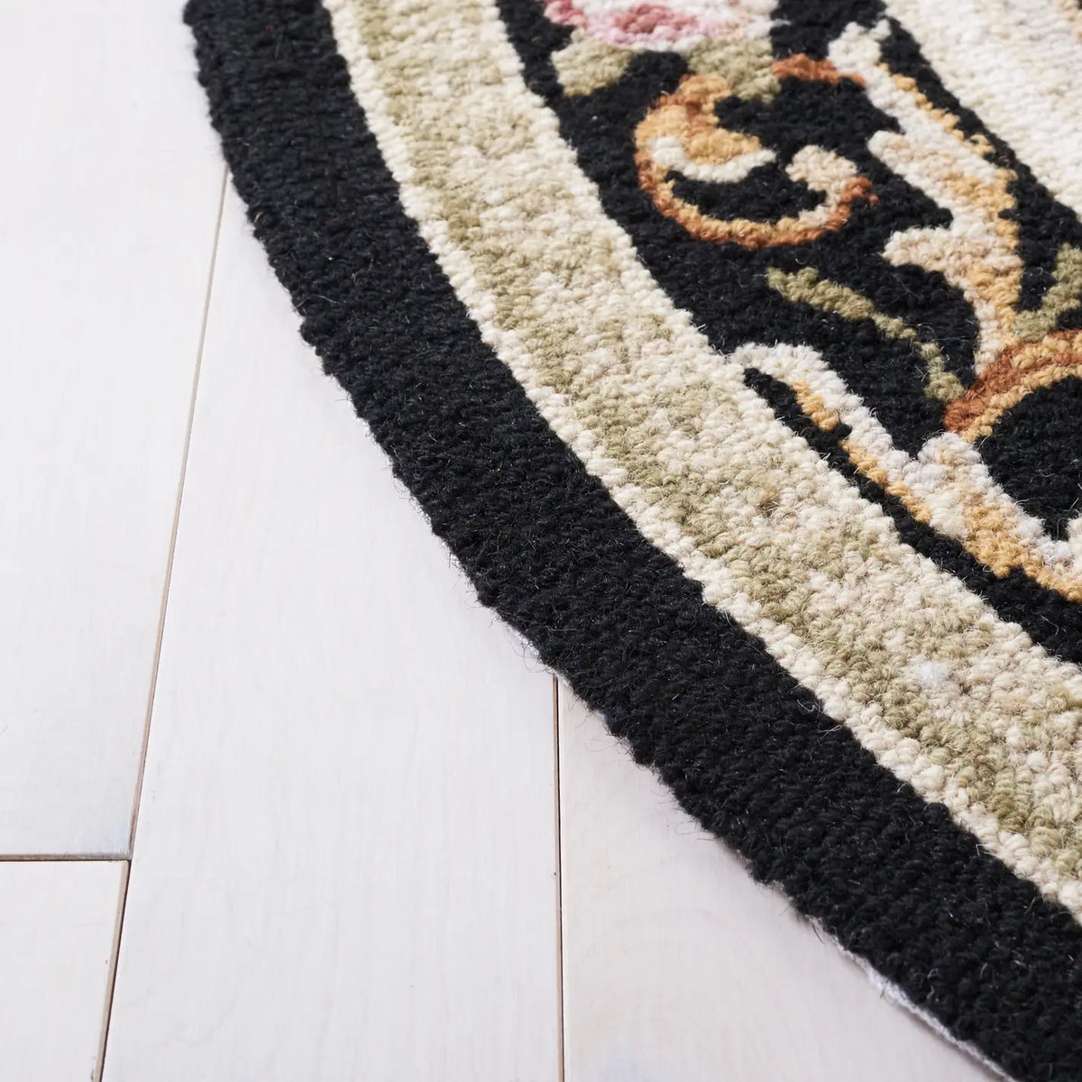Safavieh Chelsea 4'-6" x 6'-6" Rug in Ivory / Black