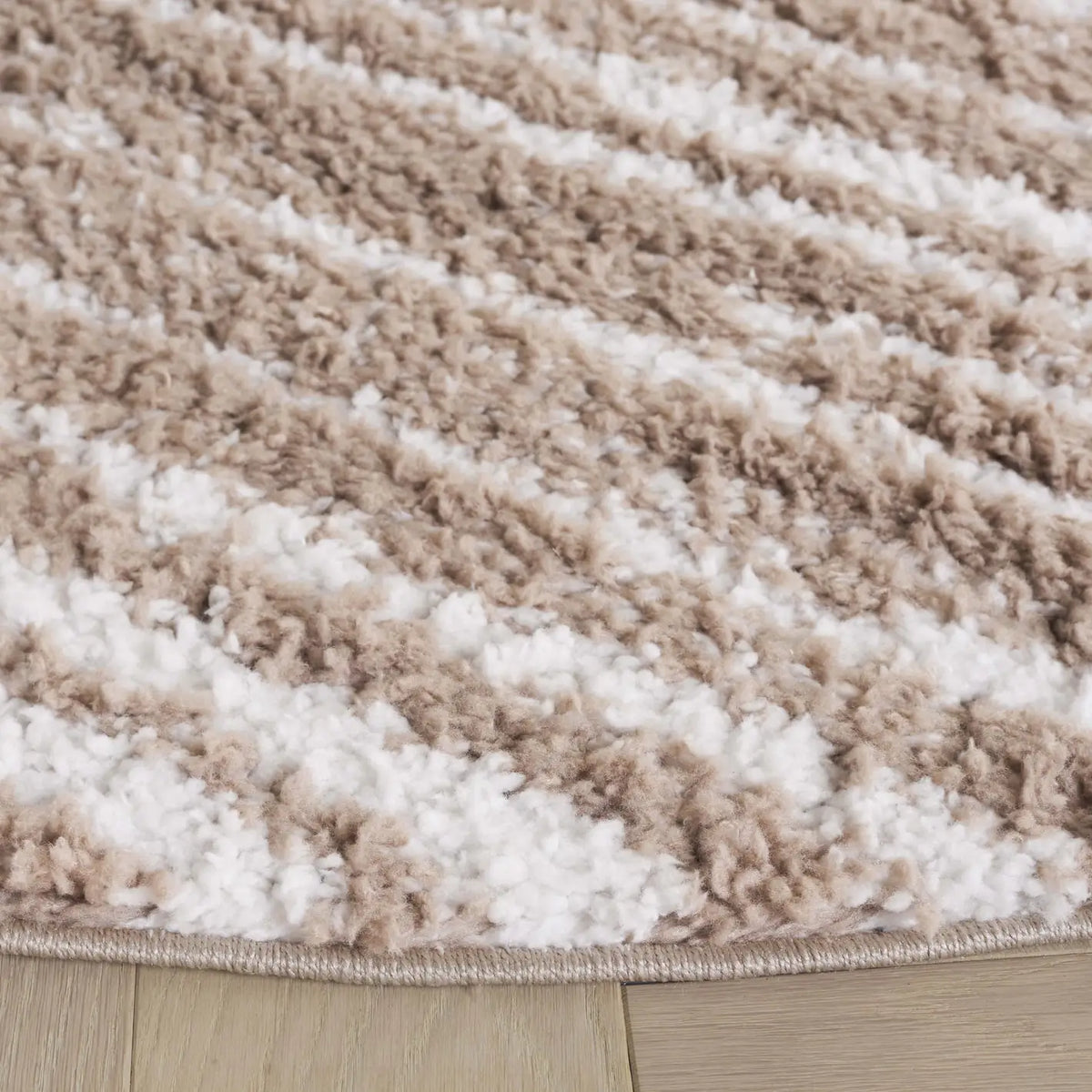 Safavieh Rumi Shag 6'-7" x 6'-7" Rug in Ivory / Beige