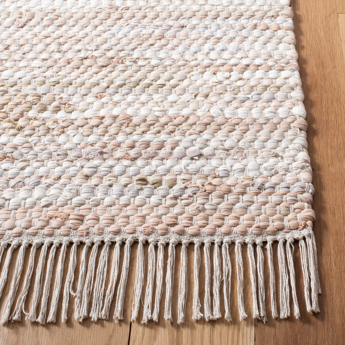 Safavieh Montauk 4'-0" x 6'-0" Rug in Beige