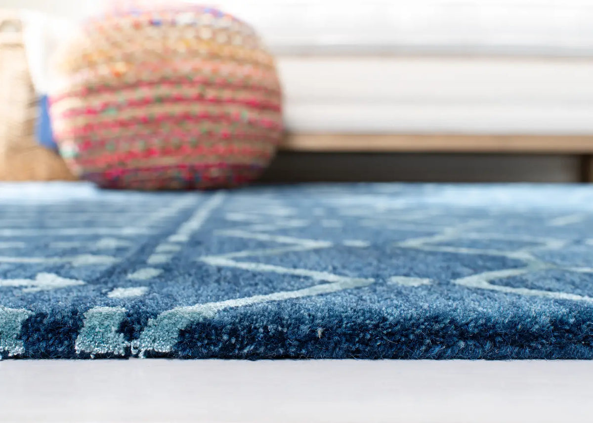 Safavieh Himalaya 4'-0" x 6'-0" Rug in Navy / Silver