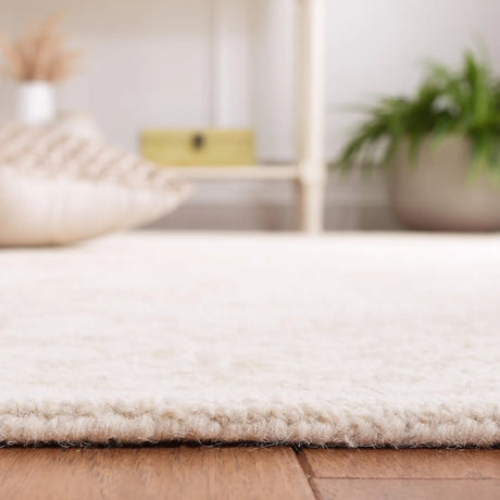 Safavieh Metro 4'-0" x 6'-0" Rug in Beige / Ivory
