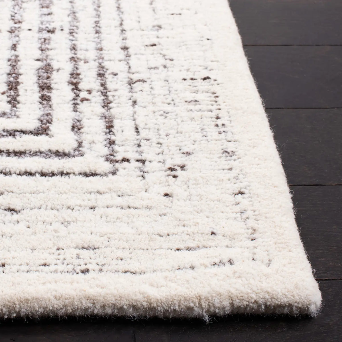 Safavieh Metro 4'-0" x 6'-0" Rug in Grey / Ivory