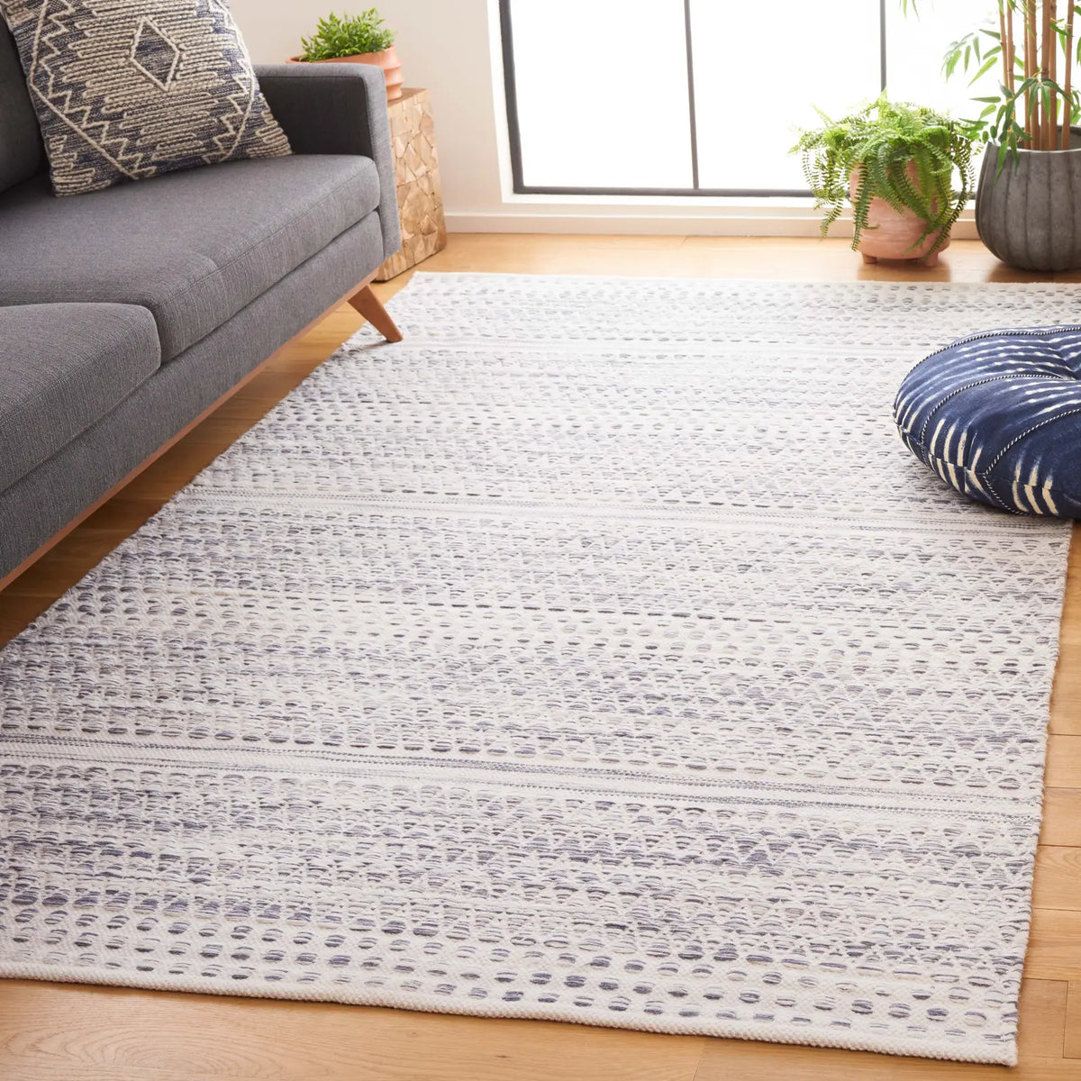 Safavieh Kilim 4'-0" x 6'-0" Rug in Ivory / Dark Grey