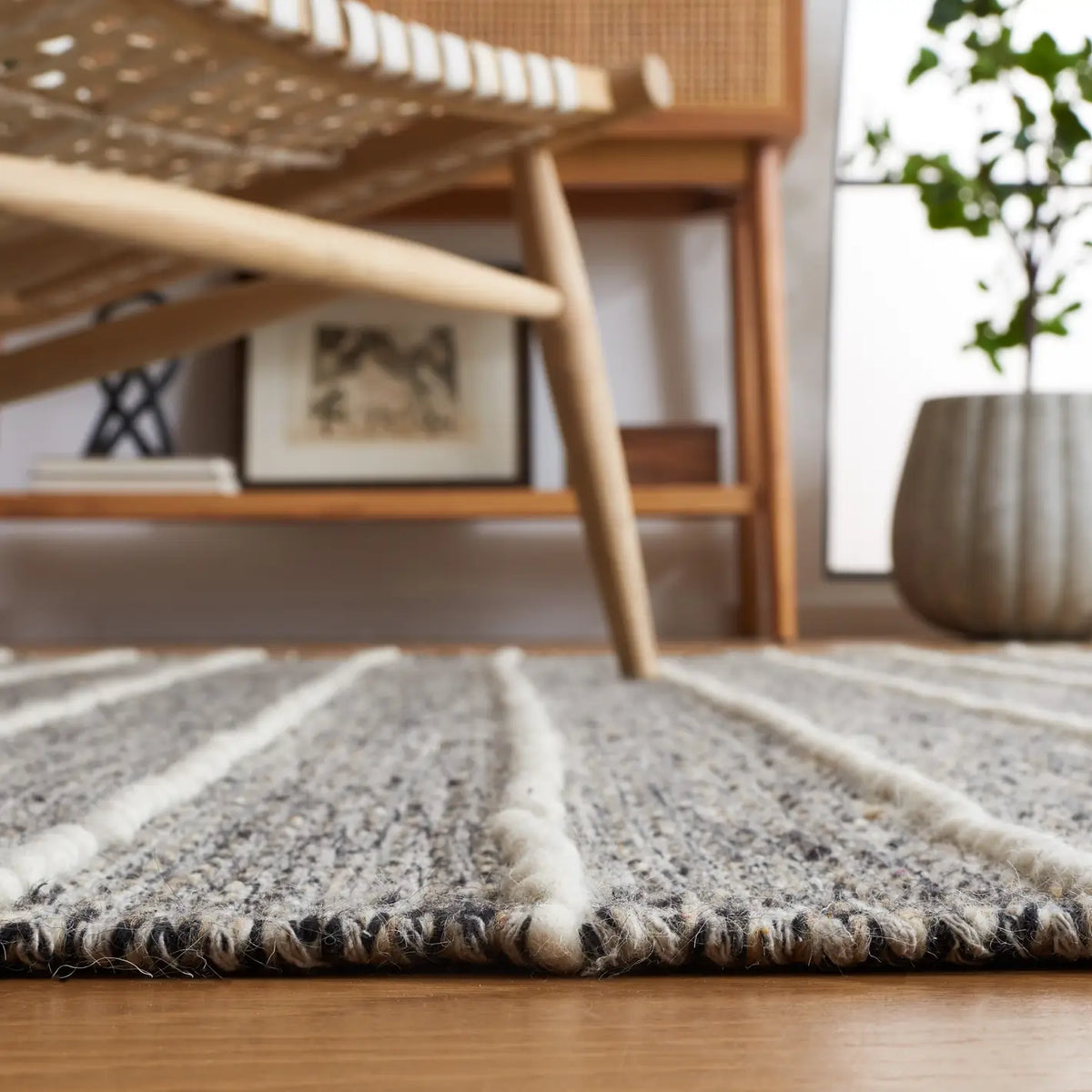 Safavieh Vermont 4'-0" x 6'-0" Rug in Black / Ivory