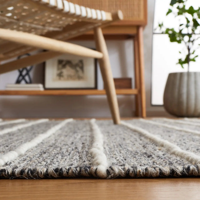 Safavieh Vermont 4'-0" x 6'-0" Rug in Black / Ivory