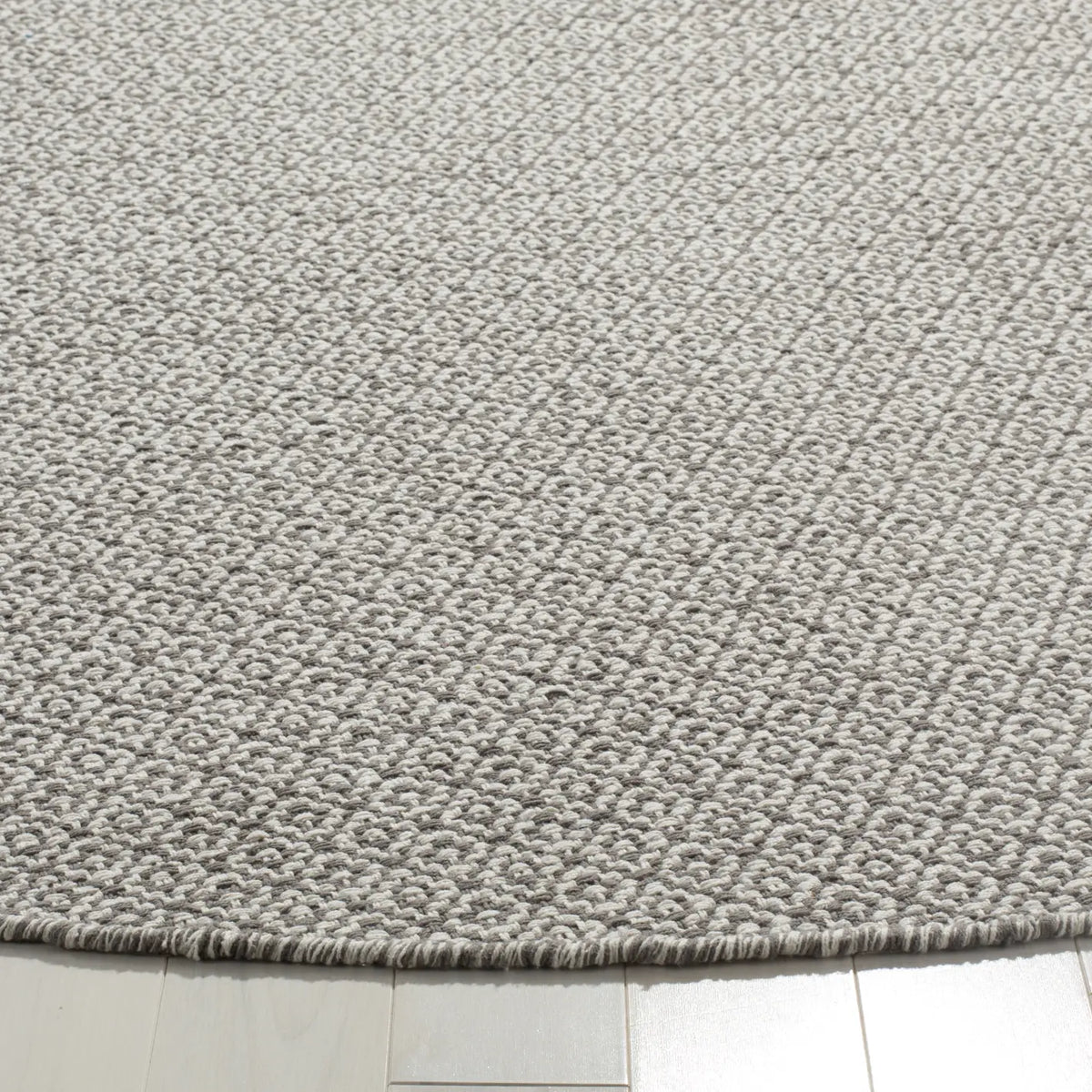 Safavieh Montauk 6'-0" x 6'-0" Rug in Ivory / Grey