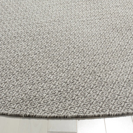 Safavieh Montauk 6'-0" x 6'-0" Rug in Ivory / Grey