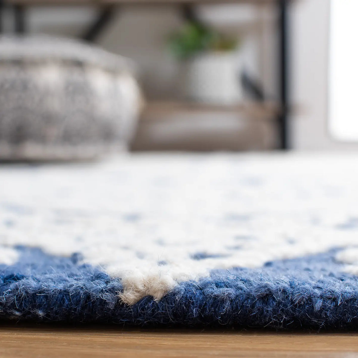Safavieh Blossom 4'-0" x 6'-0" Rug in Navy / Ivory
