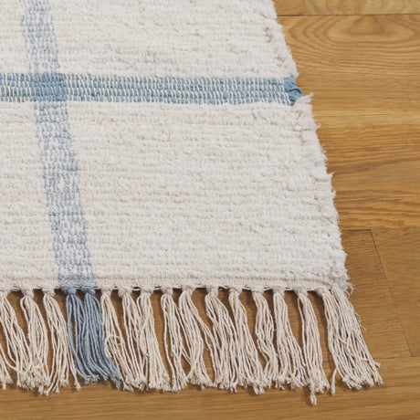 Safavieh Montauk 4'-0" x 6'-0" Rug in Ivory / Blue