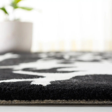 Safavieh Soho 3'-6" x 5'-6" Rug in Black / Ivory