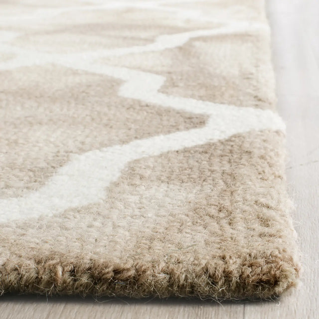 Safavieh Dip Dye 2'-3" x 6'-0" Rug in Beige / Ivory