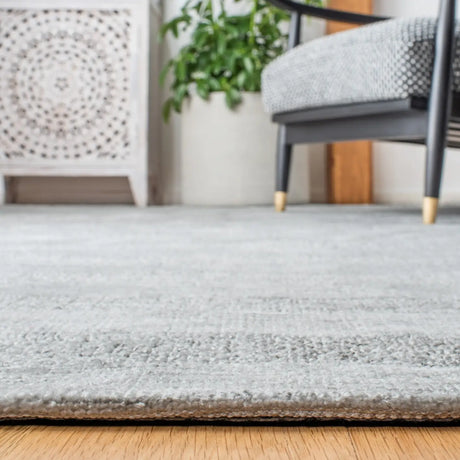 Safavieh Classic Vintage 4'-0" x 6'-0" Rug in Light Grey