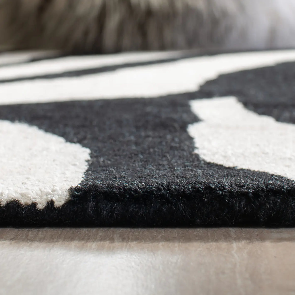 Safavieh Soho 5'-0" x 8'-0" Rug in White / Black