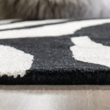 Safavieh Soho 5'-0" x 8'-0" Rug in White / Black