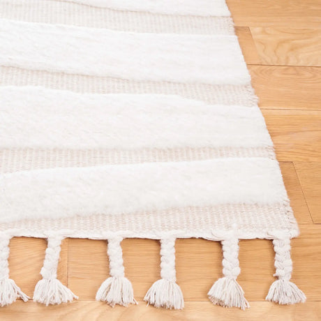 Safavieh Casablanca 4'-0" x 6'-0" Rug in Ivory / Beige