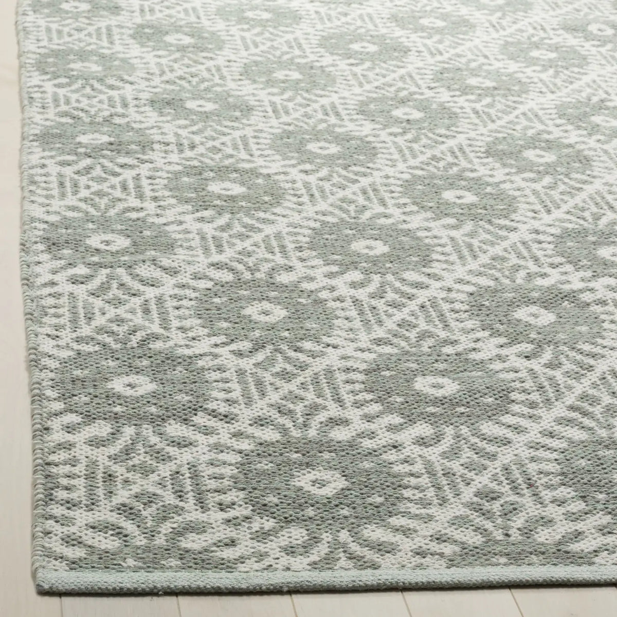 Safavieh Montauk 5'-0" x 8'-0" Rug in Light Green / Ivory