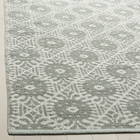 Safavieh Montauk 5'-0" x 8'-0" Rug in Light Green / Ivory