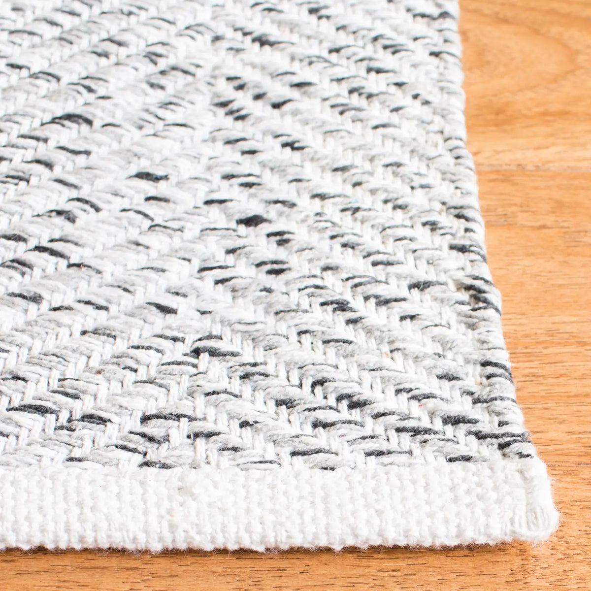 Safavieh Nantucket 4'-0" x 6'-0" Rug in Charcoal