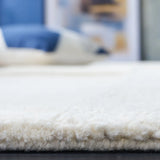 Safavieh Manhattan 4'-0" x 6'-0" Rug in Ivory / Beige