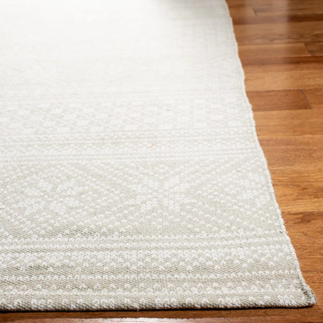 Safavieh Cedar Brook 5'-0" x 8'-0" Rug in Silver / Ivory