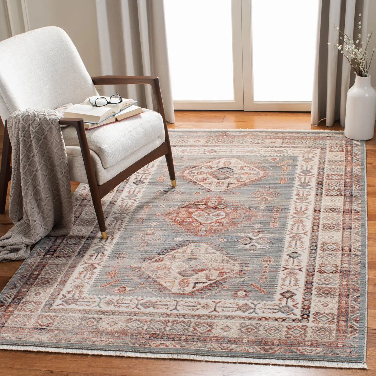 Safavieh Herat 300 4'-0" x 6'-0" Rug in Grey / Cream