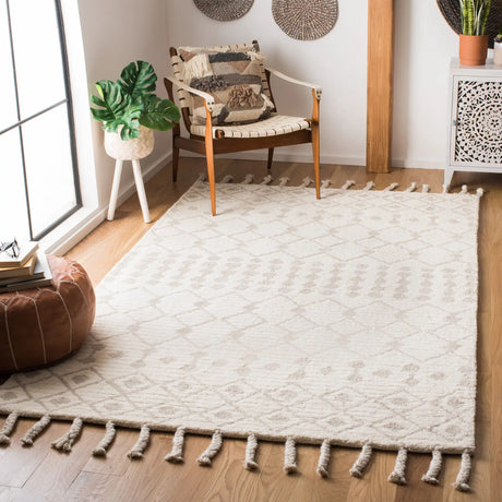 Safavieh Casablanca 4'-0" x 6'-0" Rug in Ivory / Beige