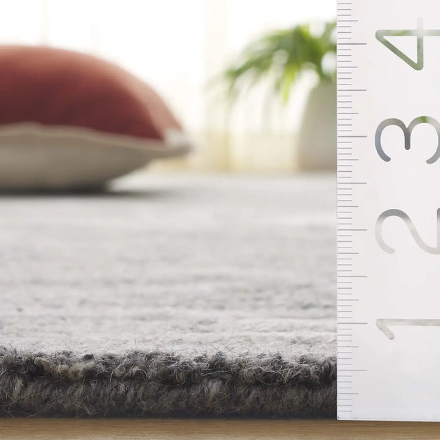 Safavieh Soho 4'-0" x 6'-0" Rug in Grey / Ivory