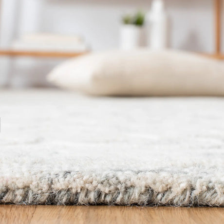 Safavieh Metro 4'-0" x 6'-0" Rug in Silver / Ivory