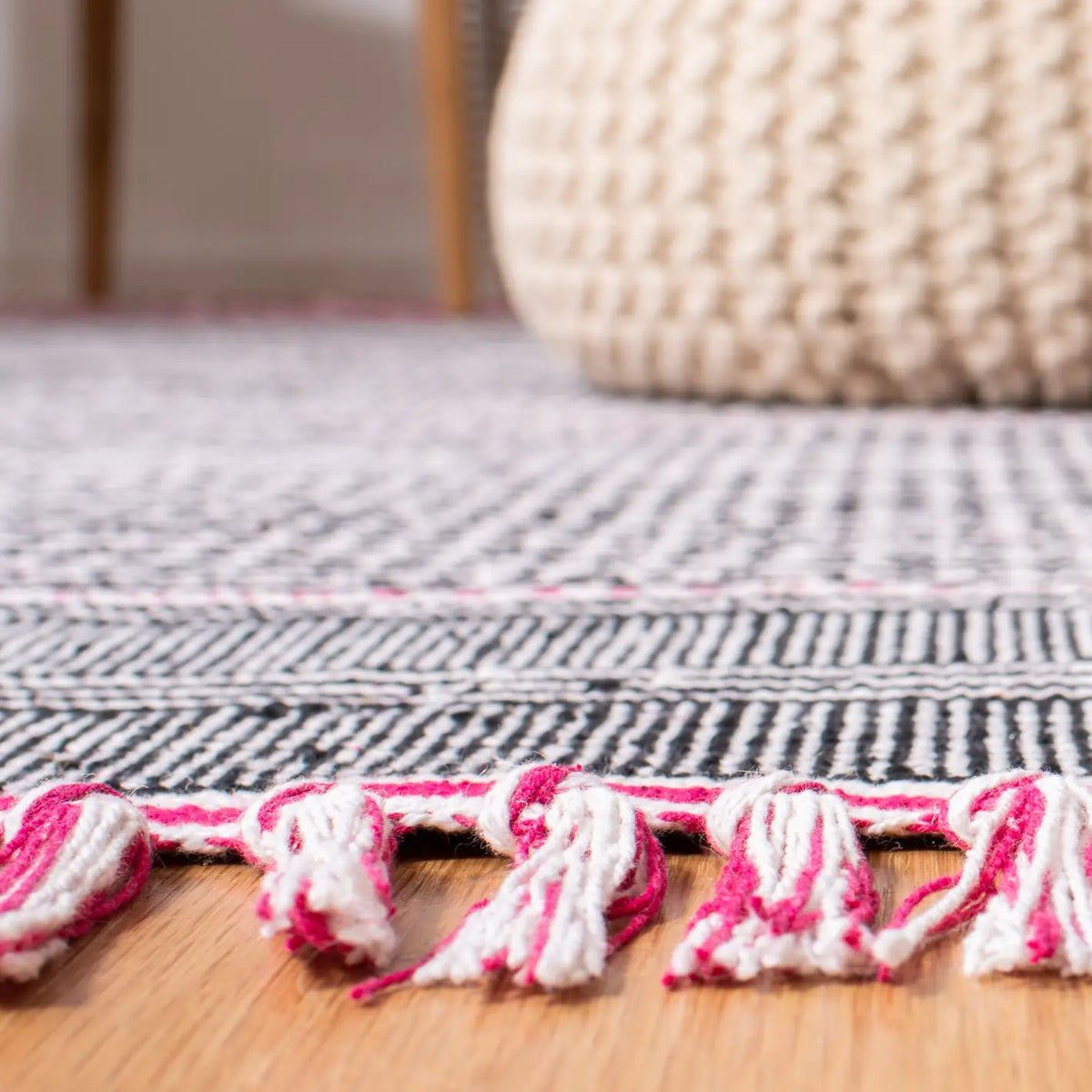Safavieh Montauk 5'-0" x 8'-0" Rug in Pink / Multi