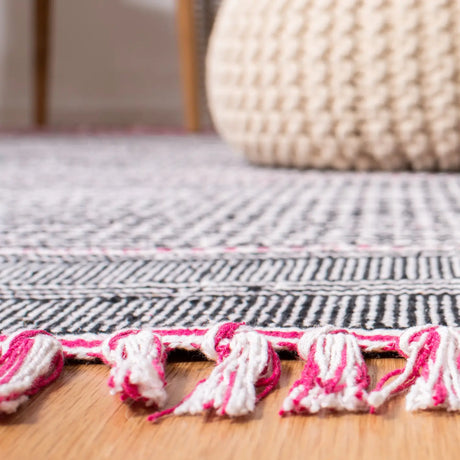 Safavieh Montauk 5'-0" x 8'-0" Rug in Pink / Multi