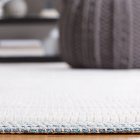 Safavieh Montauk 4'-0" x 6'-0" Rug in Turquoise / Ivory