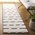 Safavieh Celebrity 800 2'-2" x 8'-0" Rug in Ivory / Black