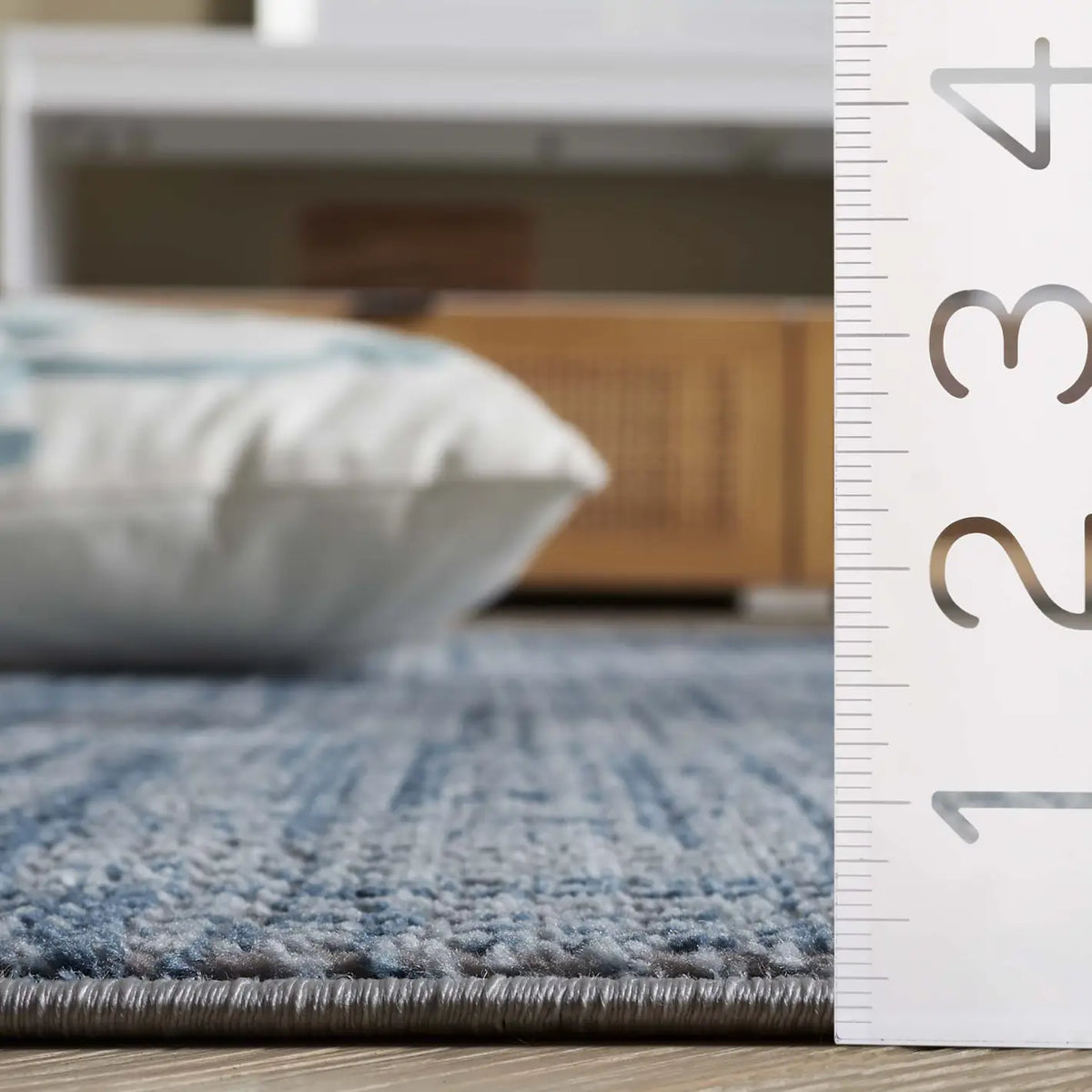 Safavieh Mila 4'-0" x 6'-0" Rug in Blue / Grey