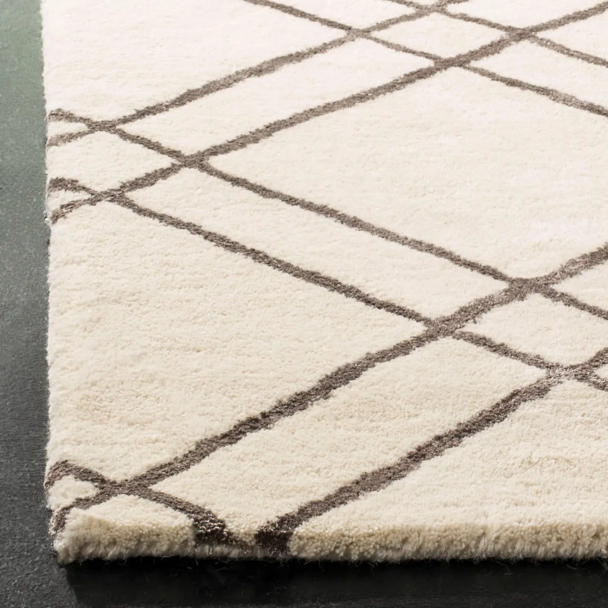 Safavieh Himalaya 4'-0" x 6'-0" Rug in Ivory / Dark Grey