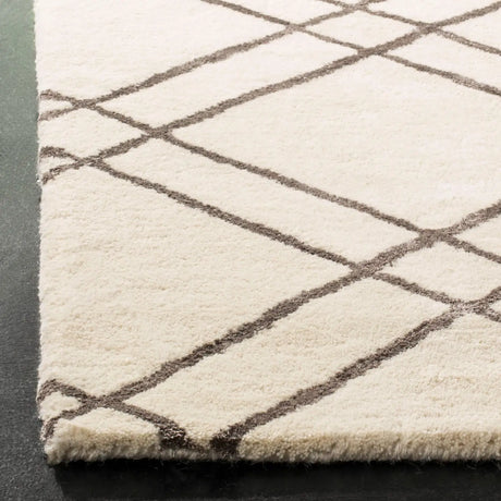 Safavieh Himalaya 4'-0" x 6'-0" Rug in Ivory / Dark Grey