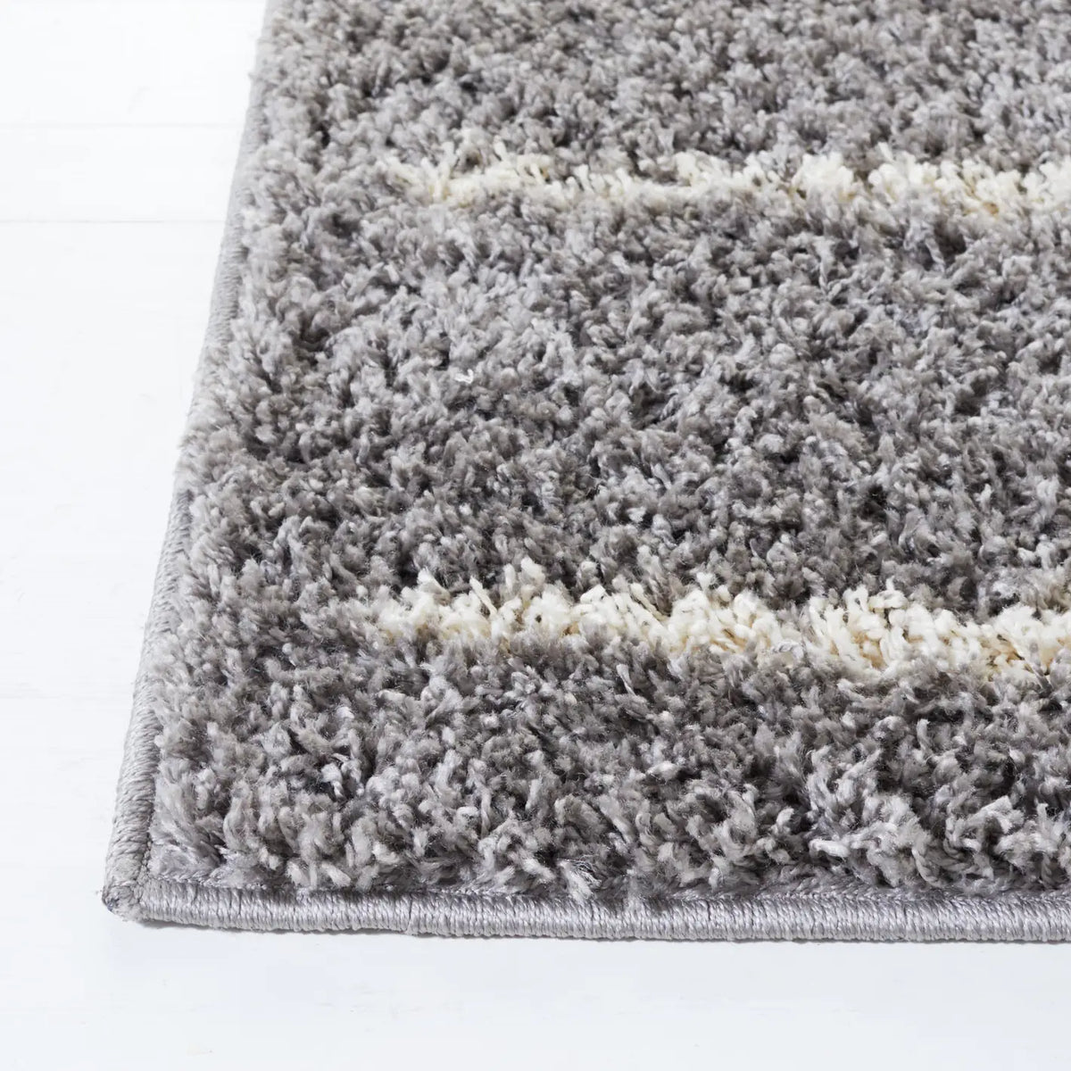 Safavieh Venus Shag 600 4'-0" x 6'-0" Rug in Grey / Ivory