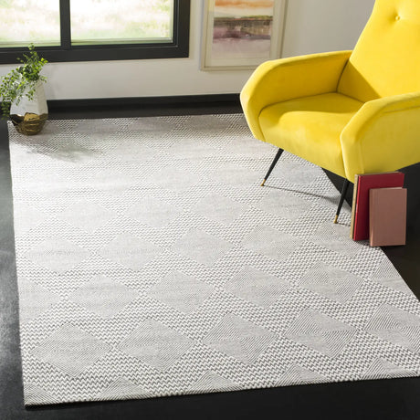 Safavieh Marbella 4'-0" x 6'-0" Rug in Dark Grey / Ivory